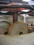 1- La meule broye les olives pendant plus d'une heure pour une piste de 150 kg