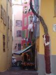 Vie de quartier paisible entre façade rose et façade terne