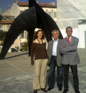 Jean-Michel Galy, in the center, introduces the two candidates from the PRG/PS union