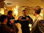 Des journalistes interrogent le Cdt du "Surcouf"