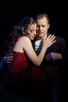 Hermia (Mariana Rewerski) et Lysander (Jonathan Boyd)