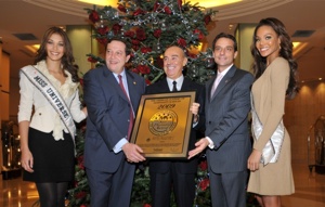 jpg_Remise_du_Five_Star_Diamond_Award_R._Schilling_et_J_D._Cinque_entoures_des_Miss_Universe_et_Miss_USA.jpg