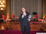 Corinne Schneider devant les quatre sièges du Quatuor Zehetmair.