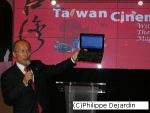 Michel Lu montrant le dernier mini ordinateur taiwanais Asus