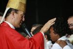 Mgr Sankalé confirmant une communiante