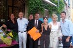 (de g. à d) Nathalie Conan, Philippe Tallois, Dominique, Christian Berkesse, Virginie Broquet, Lilas Spak et Karel Boulogne devant le Saint Graal.