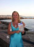 Isabelle Drezen, au bord de la mer à Mandelieu, toujours souriante