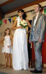 Bastien Duhem, aux côtés de ses modèles madonencques, Priscilla Martinez, dans la robe de mariée et Clémence Tavernier vêtue d’une robe de demoiselle d’honneur. Des créations réalisées par le jeune styliste contois. (Photo Nelly Pujol)