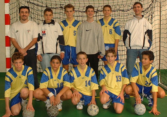 William Accambray (n°6 in the photo) with the under-15 team of ASPTT Grasse (© ASPTT Grasse Handball)