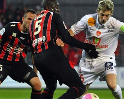 Nolan Roux facing Kévin Gomis ©OGC Nice Media Nolan Roux facing Kévin Gomis ©OGC Nice Media