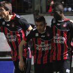 Mounier congratulated by his teammates © OGCNice Media
