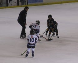 Like the big leagues, the young hockey players from Nice were able to play in front of nearly 1,300 people. ยฉ Marine Picat - Nice Premium Like the big leagues, the young hockey players from Nice were able to play in front of nearly 1,300 people. ยฉ Marine Picat - Nice Premium