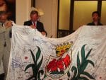 Rudy Salles déroule un drapeau de Nice revisité par les Japonais. © JV