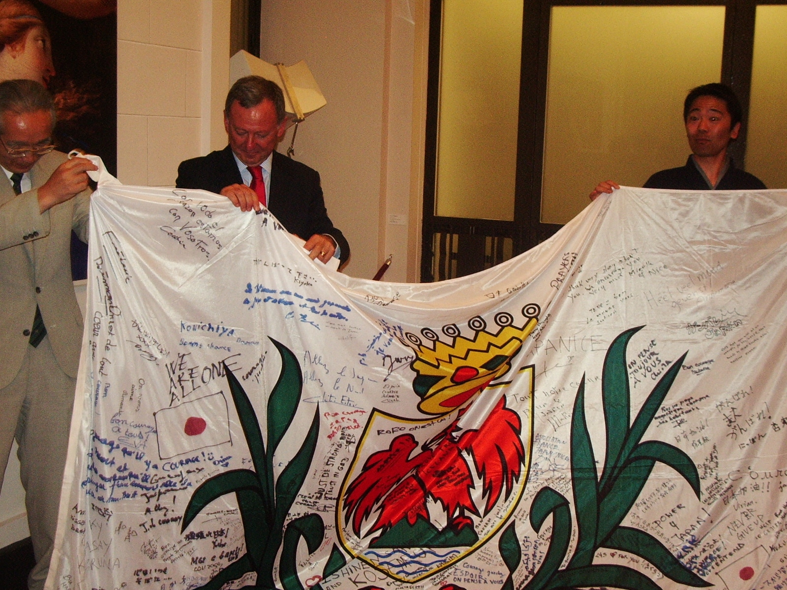 Rudy Salles unfurls a Nice flag redesigned by the Japanese. © JV