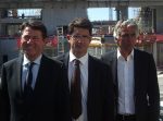 Christian Estrosi (député-maire de Nice), Xavier Lortat-Jacob (président de Nice Éco Stadium) et Jean-Pierre Rivère (président de l'OGC Nice) posent devant l'Allianz Riviera, toujours en chantier. ©JV