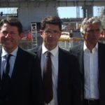 Christian Estrosi (député-maire de Nice), Xavier Lortat-Jacob (président de Nice Éco Stadium) et Jean-Pierre Rivère (président de l'OGC Nice) posent devant l'Allianz Riviera, toujours en chantier. ©JV