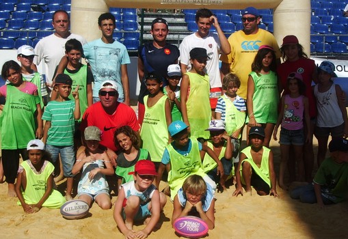 The apprentice rugby players take a break with their coaches. (JV)