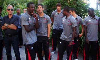 Renato Civelli’s teammates are very relaxed when meeting their supporters. (JV)