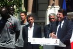 En bon supporter du Gym, Christian Estrosi a été très expansif, sous le regard de Claude Puel et de Jean-Pierre Rivère (au centre). Photo : JV