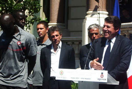As a good supporter of the Gym, Christian Estrosi was very exuberant under the watchful eyes of Claude Puel and Jean-Pierre Rivère (center). Photo: JV