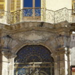 Palais Spitalieri de Cessole. Entrance gate and balcony