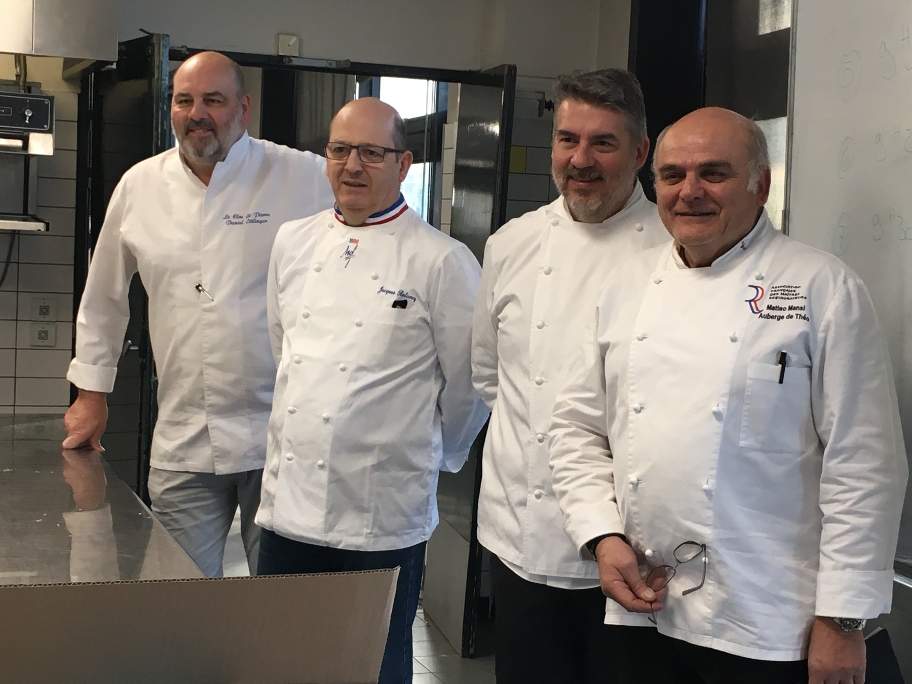 les_grands_chefs_posent_en_cuisine_pour_la_photo.jpg
