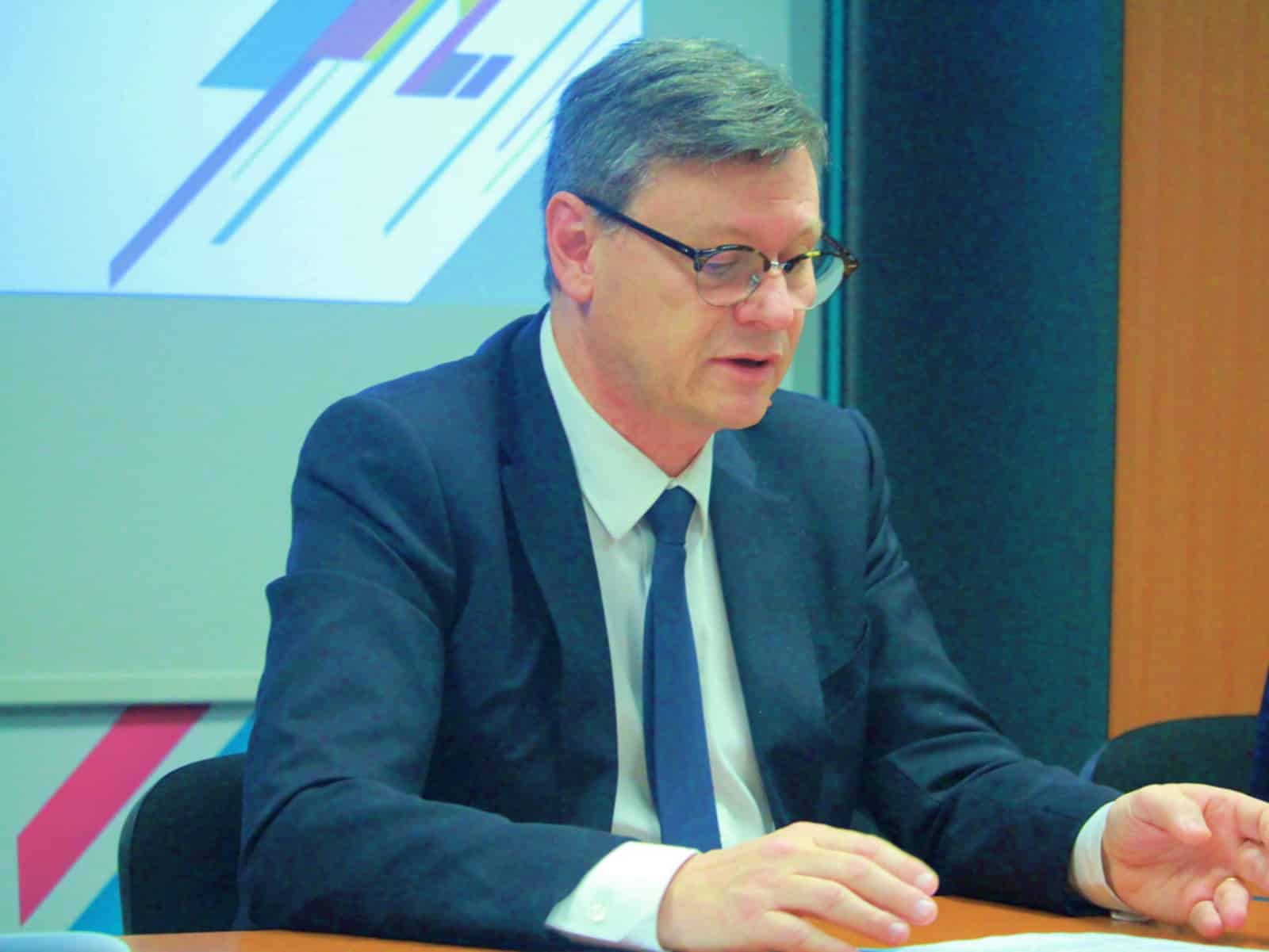upe_06_la_concentration_est_intense_face_a_la_presse.jpg