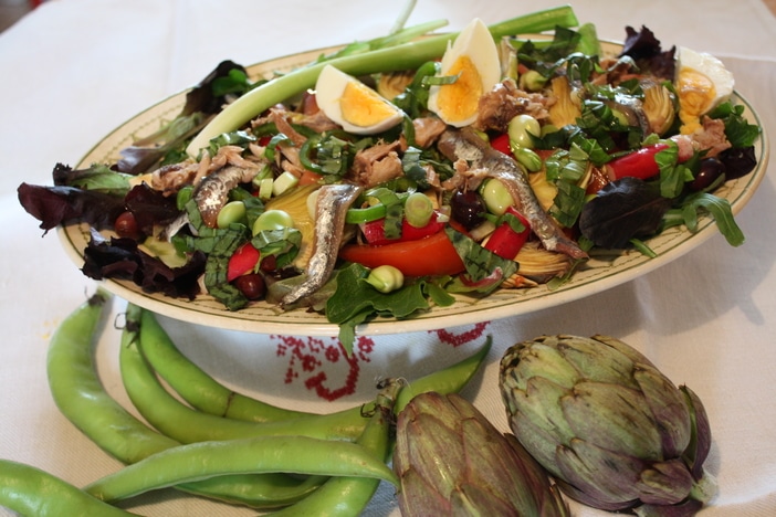 Les recettes de la cuisine niçoise patrimoine de l’humanité: La Salade Niçoise et le Pan bagnat /La Salada Nissarda recounouissuda e Lou pan bagnat