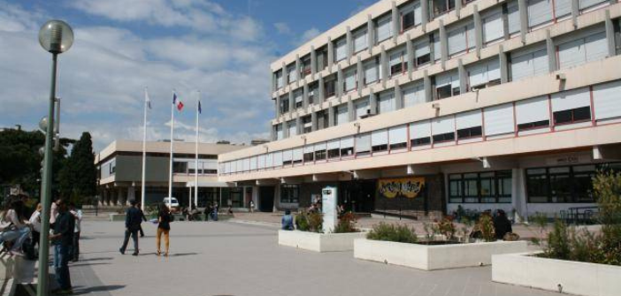 Problèmes de stationnement sur le campus Carlone