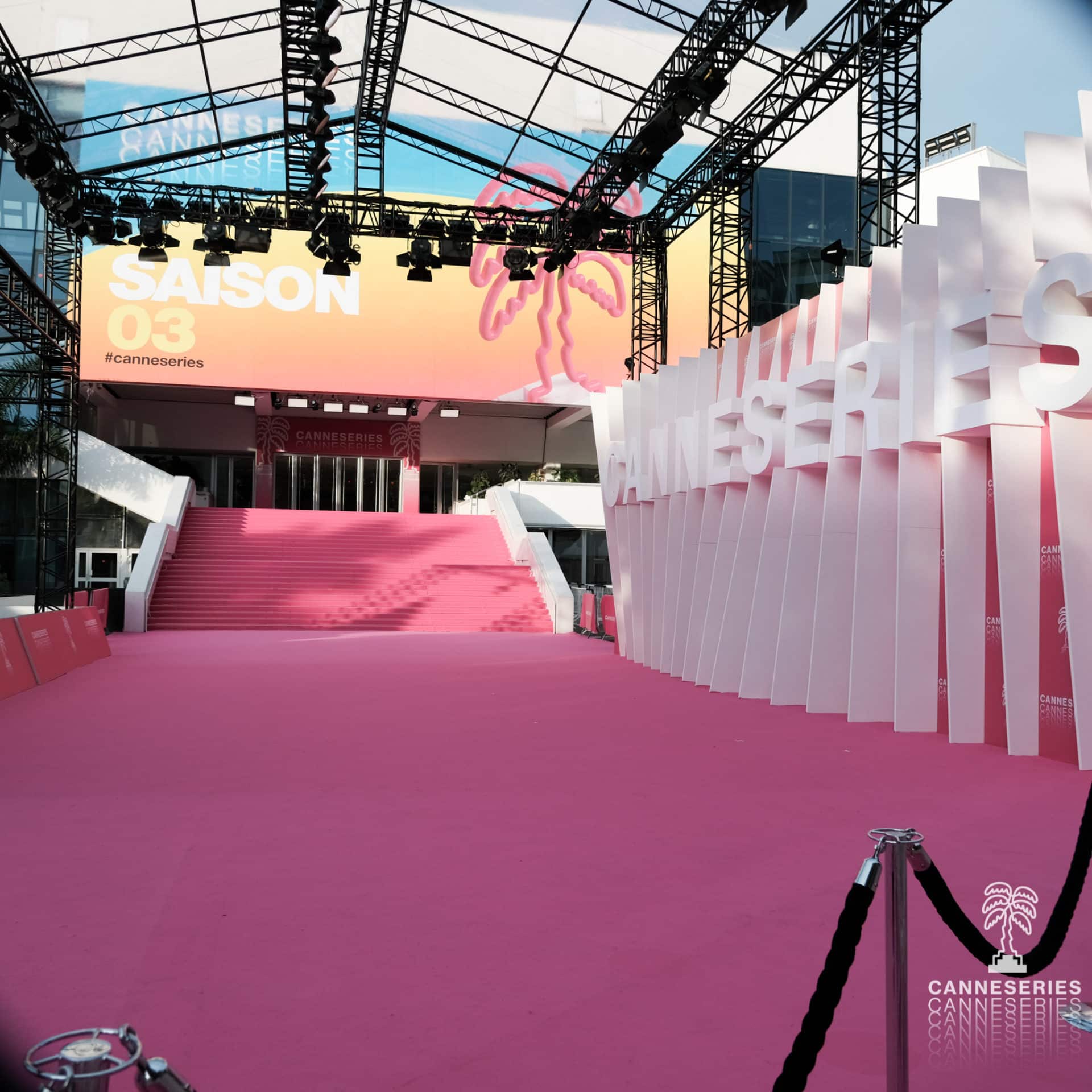 04_-_pink_carpet_-_canneseries_2020.jpg