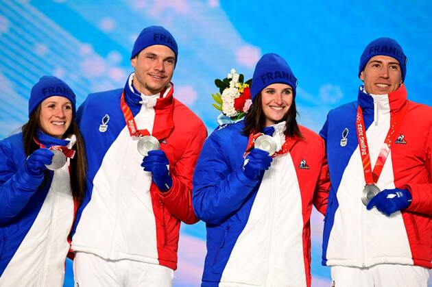 les_biathletes_anais_chevalier-bouchet_emilien_jacquelin_julia_simon_et_quentin_fillon_maillet_ont_decroche_l_argent_sur_le_relais_mixte.jpg