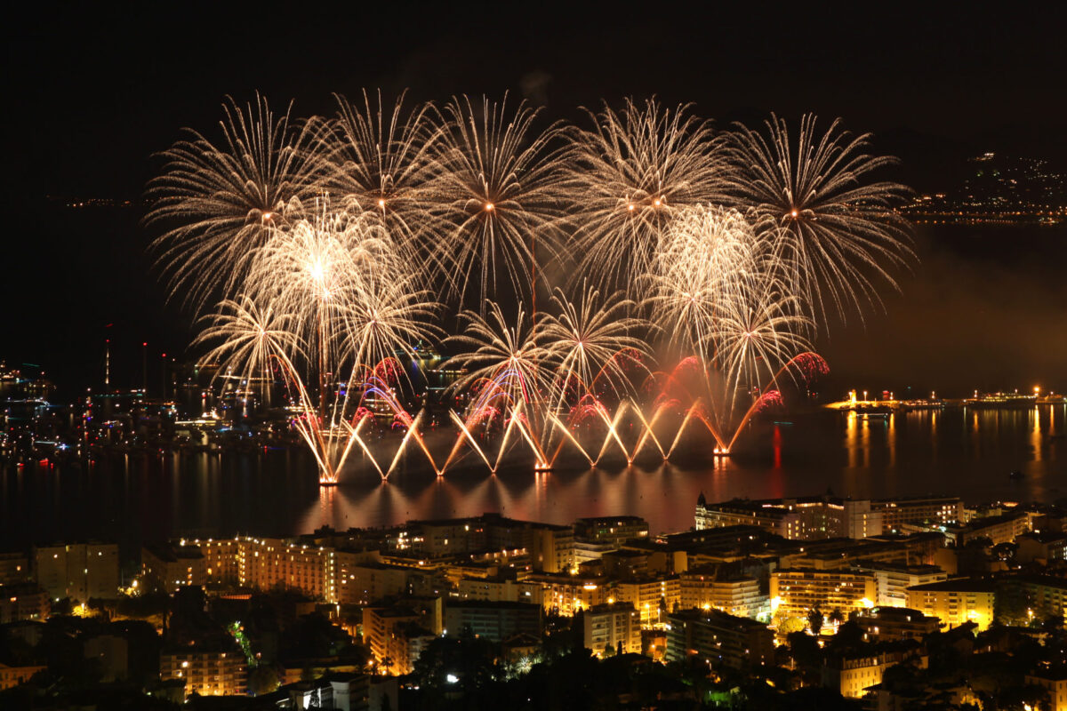 Festival pyrotechnique sur la baie de Cannes