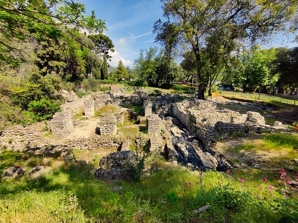 Visitez le site de fouilles archéologiques de la Colline du Château