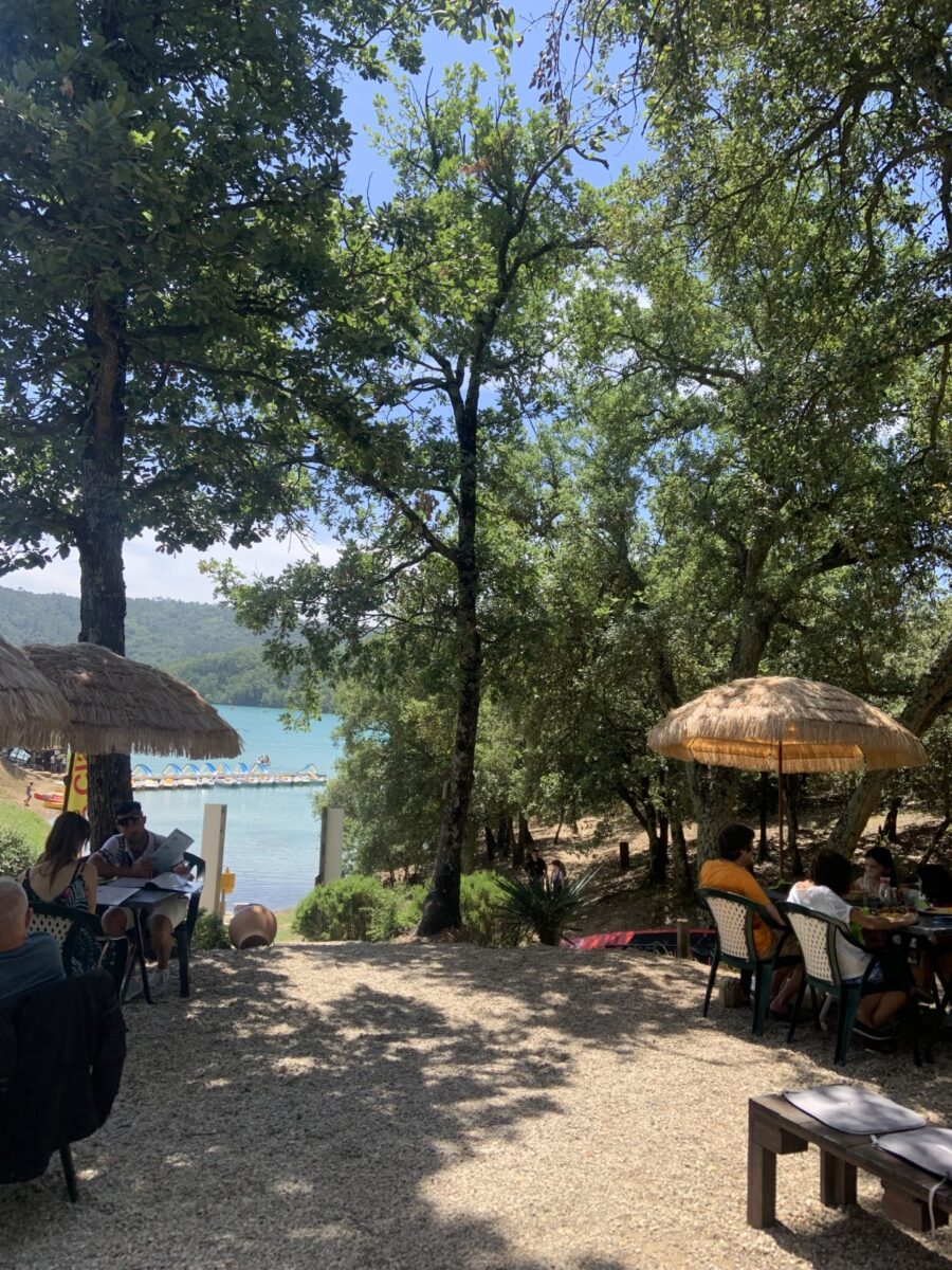 Terrasse ombragé au Lac de Saint-Cassien