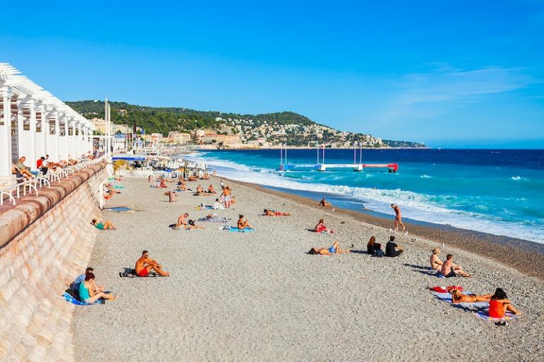 Deux plages niçoises fermées à cause d’une pollution d’hydrocarbure