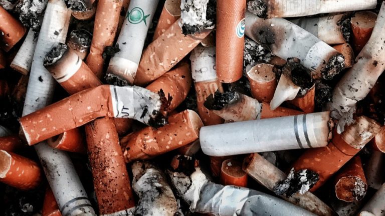 Un paquet de cigarettes géant dénonce la pollution aux mégots