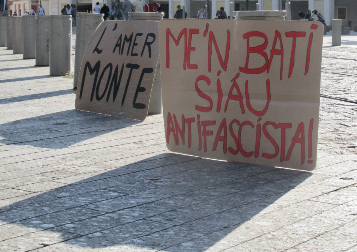 Pancartes sur la Place Garibaldi