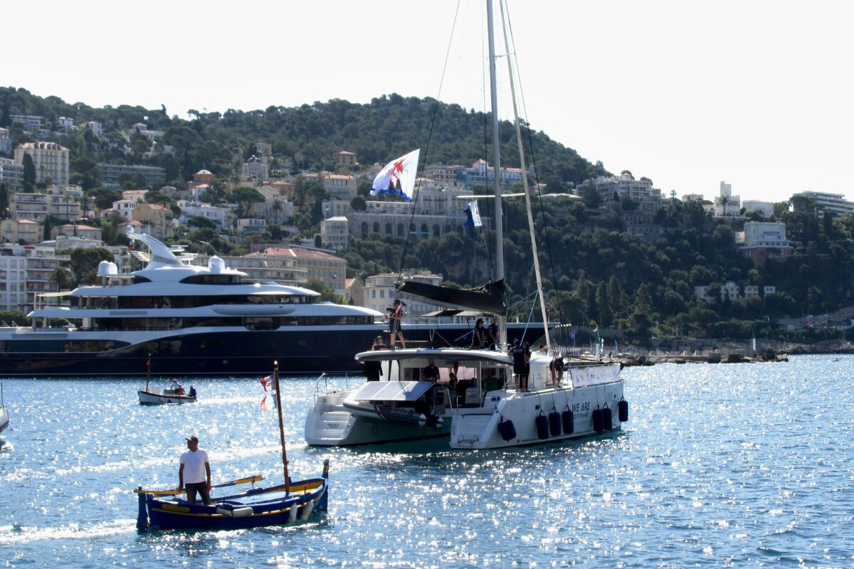 Le catamaran de l'expédition escorté par les pointues niçois