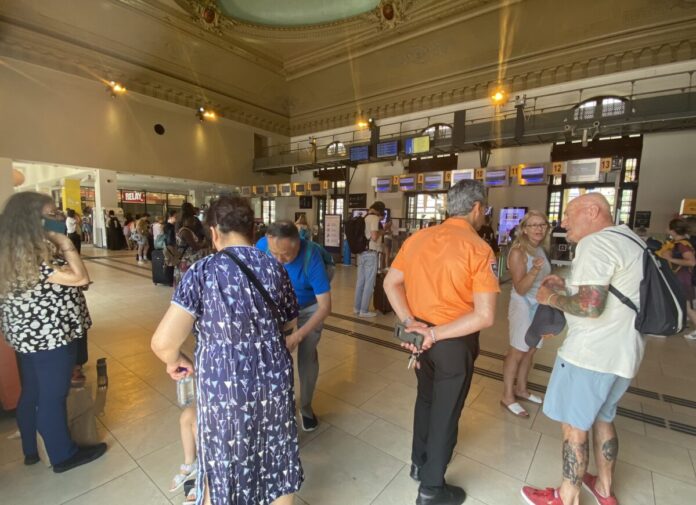 Les touristes à la gare de Nice