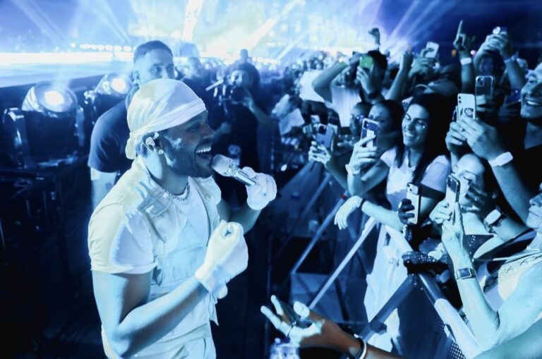 le chanteur The Weeknd en plein concert dans la fosse devant ses fans, 23 juillet 2023 au stade de l'Allianz Riviera à Nice
