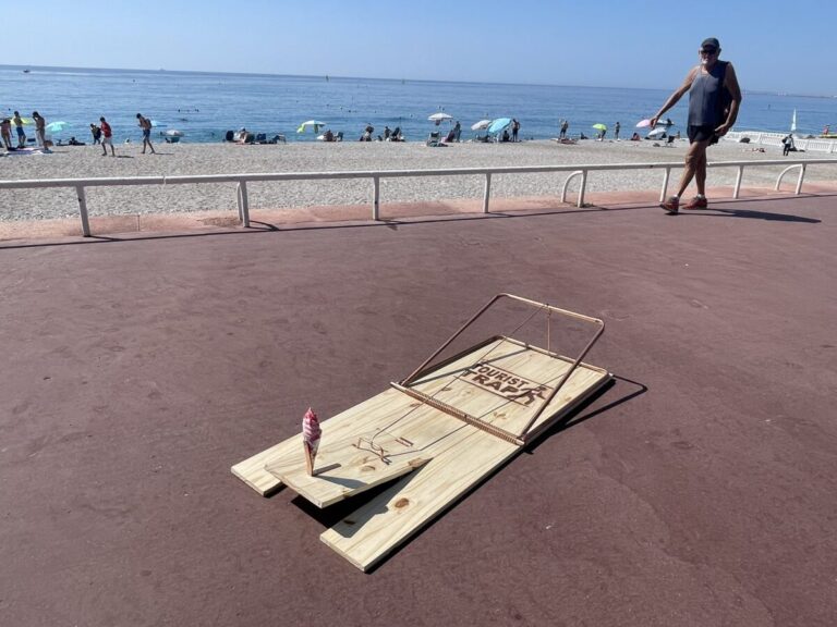 Tourisme de masse : Des « pièges à touristes » géants installés à Nice, l’œuvre dénonciatrice du street artist Toolate à Nice