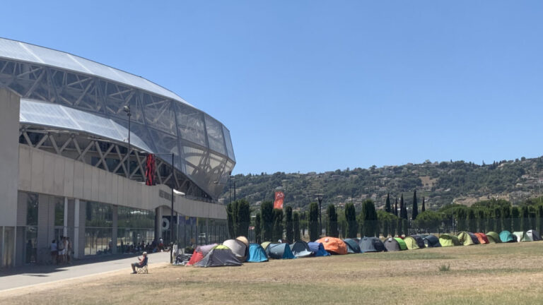 Fans inconditionnels de Mylène Farmer, ils campent devant l’Allianz Riviera à Nice