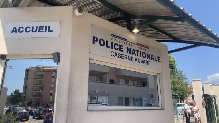 Un rassemblement de la police nationale à Nice en soutien à leur collègue marseillais placé en détention provisoire