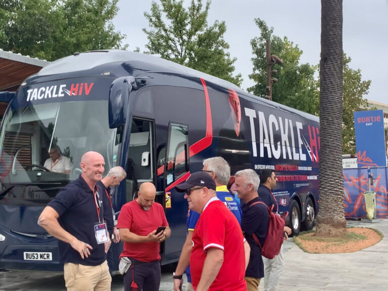 Coupe du monde de rugby 2023 : le bus « Tackle HIV » fait étape à Nice