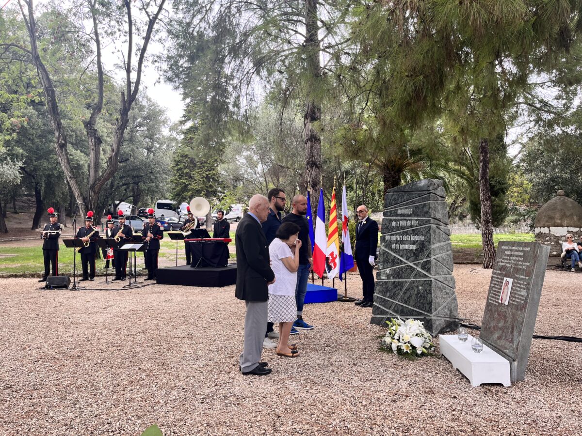 La famille Dechauffour rend hommage à Corine et Anne. 