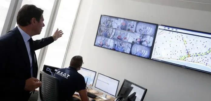 Christian Estrosi présentait en 2015 le raccordement des caméras de vidéosurveillance du tramway.