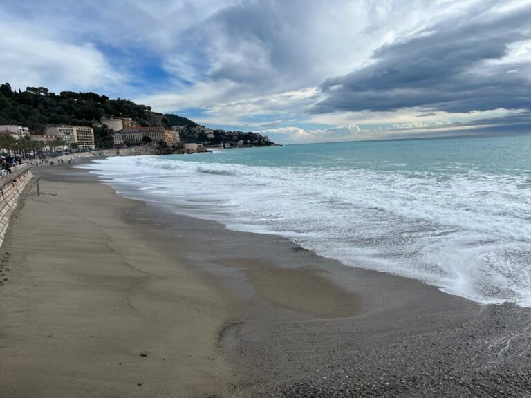 Tempête Ciaran : les plages de la Promenade des Anglais métamorphosées