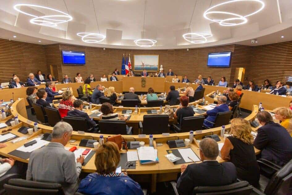 Le Conseil municipal dans l'hémicycle de la mairie de Nice.
