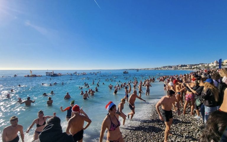 Des centaines de personnes à la mer pour le traditionnel Bain de Noël à Nice 