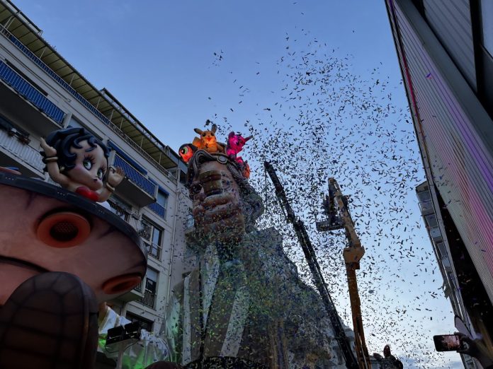 Carnaval de Nice 2024 couronnement du Roi et de la Reine sous une pluie de confettis
